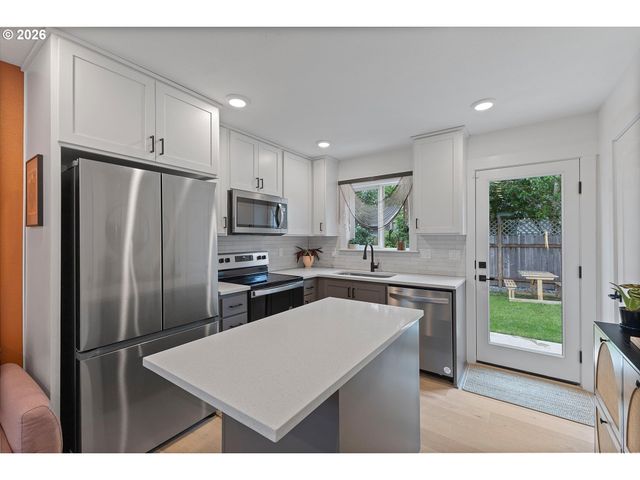 8838 N Drummond Ave, Portland, OR 97217