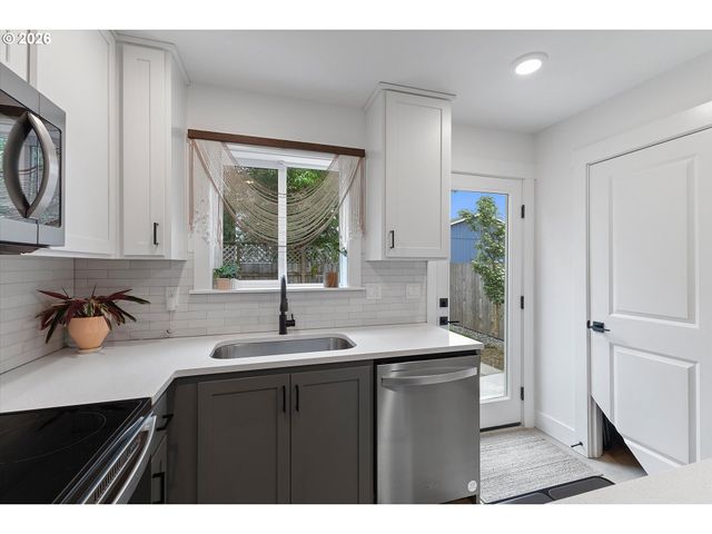 8838 N Drummond Ave, Portland, OR 97217