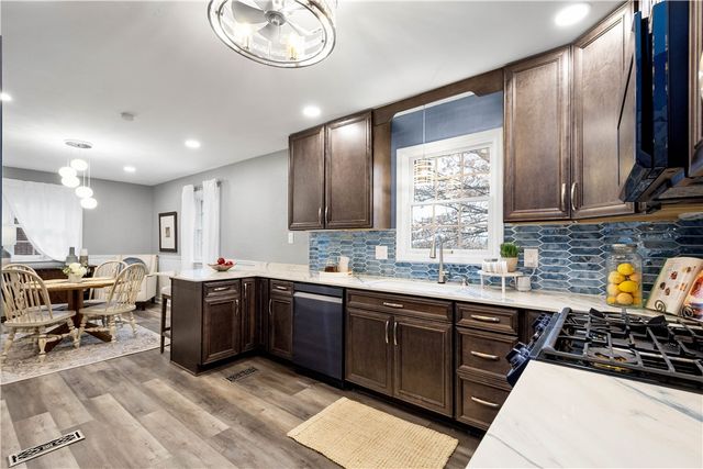 1050 Firwood Dr, Mt Lebanon, PA 15243