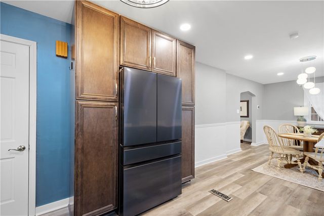 1050 Firwood Dr, Mt Lebanon, PA 15243