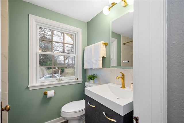 1050 Firwood Dr, Mt Lebanon, PA 15243