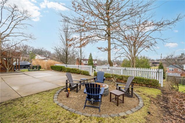 1050 Firwood Dr, Mt Lebanon, PA 15243