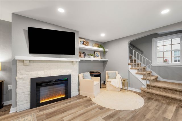 1050 Firwood Dr, Mt Lebanon, PA 15243