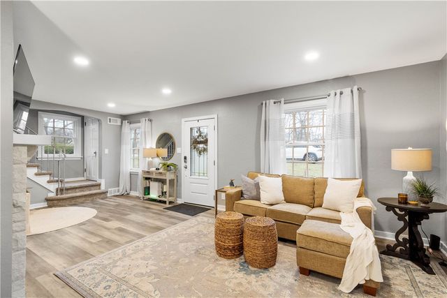 1050 Firwood Dr, Mt Lebanon, PA 15243