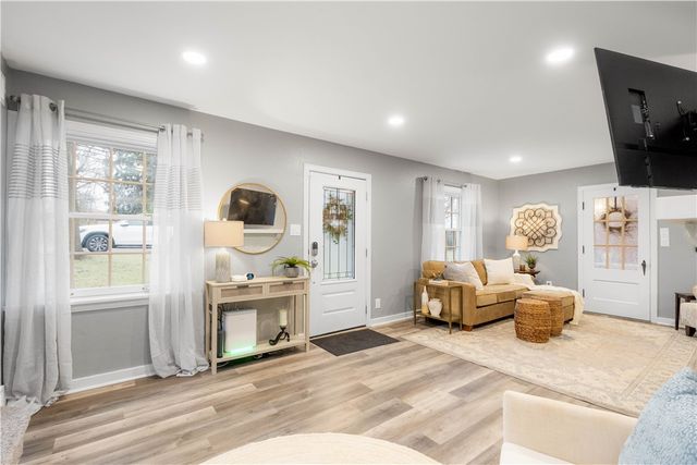 1050 Firwood Dr, Mt Lebanon, PA 15243