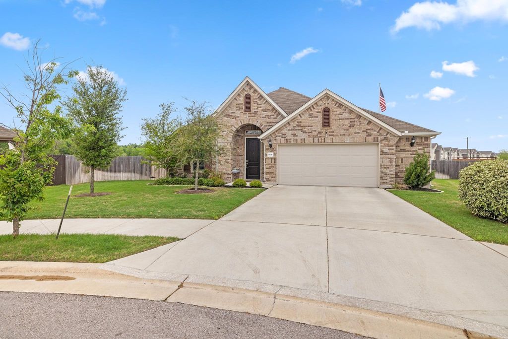 608 Roaming DR, Hutto, TX 78634
