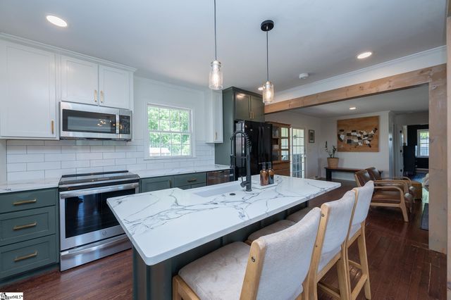 206 Mountain Crest Drive, Taylors, SC 29687