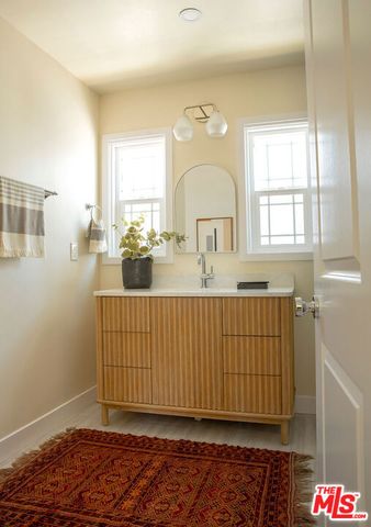 1462 Burnside Avenue, Los Angeles, CA 90019