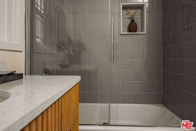 1462 Burnside Avenue, Los Angeles, CA 90019