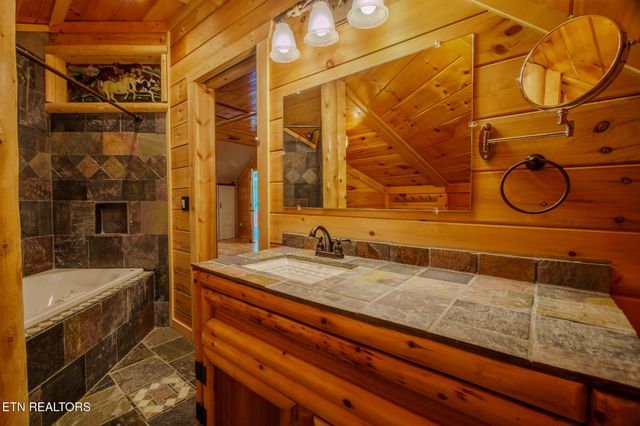 431 Thomas Loop Rd, Sevierville, TN 37876