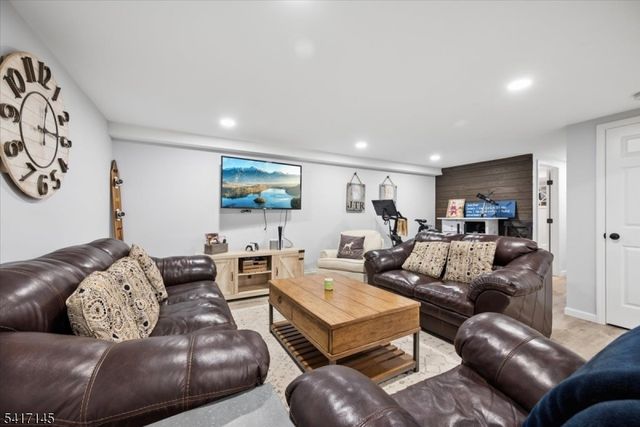 13 Forest View Dr, Washington Twp., NJ 07853