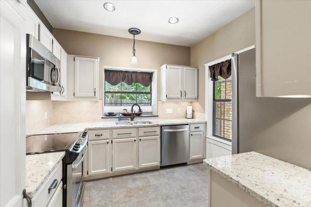 10819 Crown Colony DR 40, Austin, TX 78747