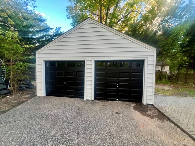 100 Maple Lane, Medford, NY 11763