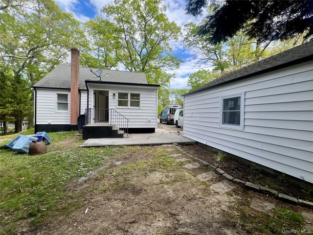 100 Maple Lane, Medford, NY 11763
