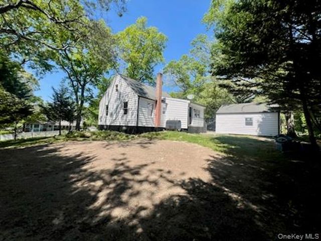 100 Maple Lane, Medford, NY 11763