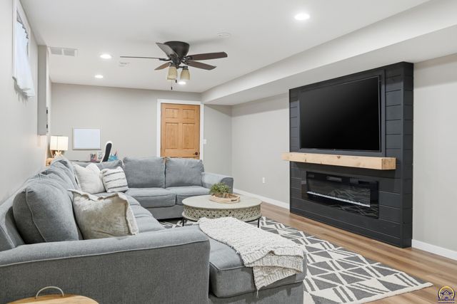 17 Main ST, Osage City, KS 66523