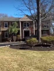 10 Moonshadow Court, Kinnelon Borough, NJ 07405
