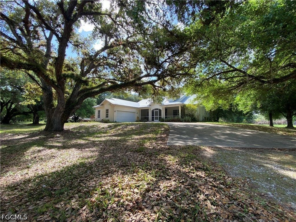 20100 Langford RD, Alva, FL 33920