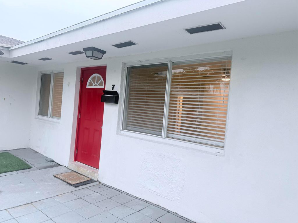 626 Prosperity Farms Rd Road 7, North Palm Beach, FL 33408