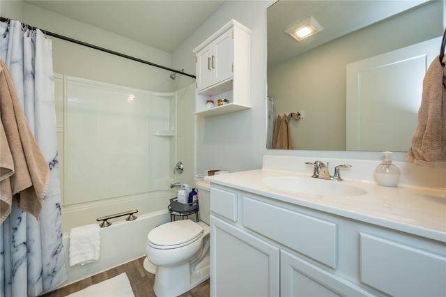 2412 Whispering Ridge Drive, Des Moines, IA 50320