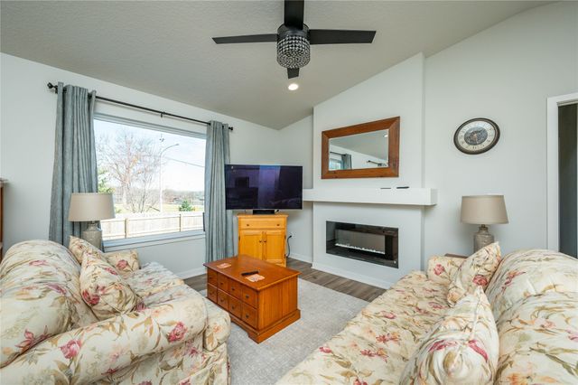 2412 Whispering Ridge Drive, Des Moines, IA 50320