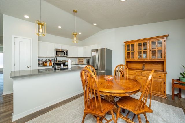 2412 Whispering Ridge Drive, Des Moines, IA 50320