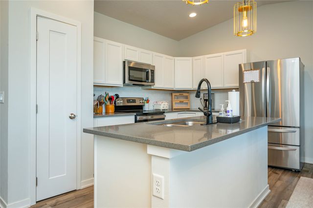 2412 Whispering Ridge Drive, Des Moines, IA 50320