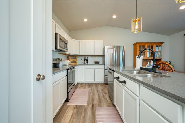 2412 Whispering Ridge Drive, Des Moines, IA 50320