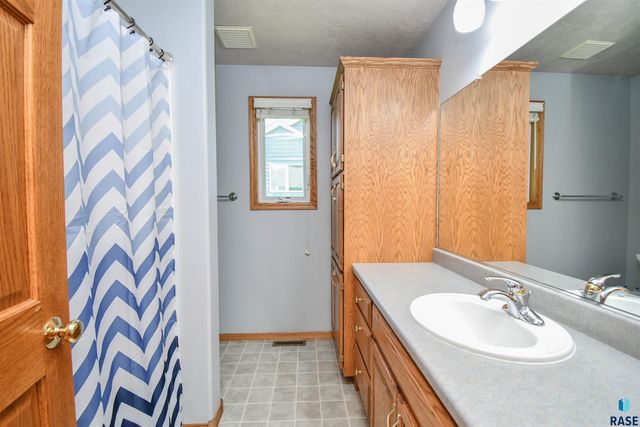 3252 S Grace Ave Avenue, Sioux Falls, SD 57103