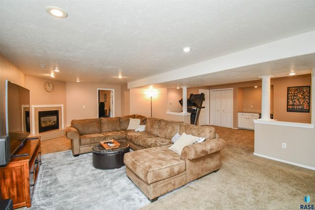 3252 S Grace Ave Avenue, Sioux Falls, SD 57103