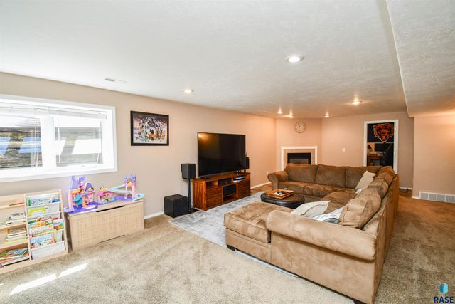 3252 S Grace Ave Avenue, Sioux Falls, SD 57103