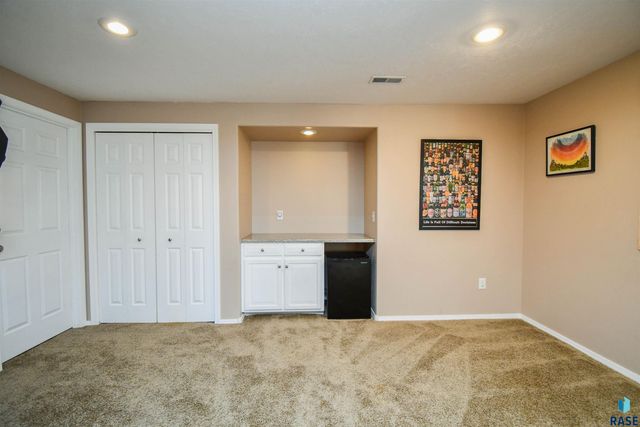 3252 S Grace Ave Avenue, Sioux Falls, SD 57103