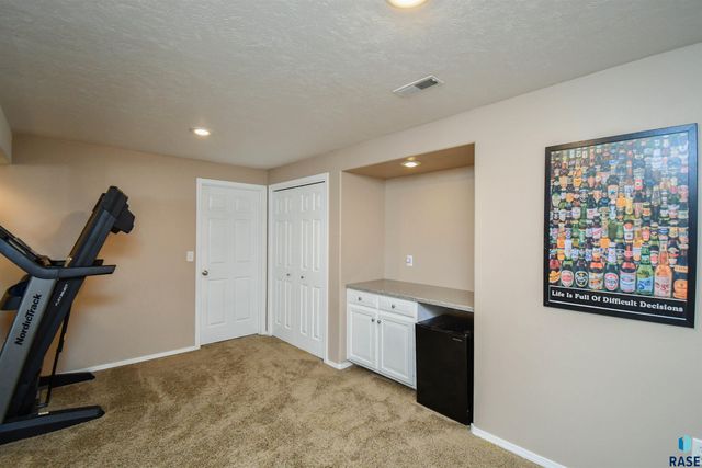 3252 S Grace Ave Avenue, Sioux Falls, SD 57103
