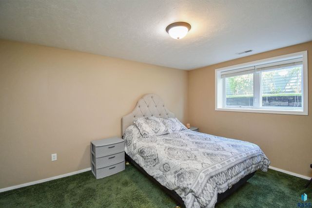 3252 S Grace Ave Avenue, Sioux Falls, SD 57103