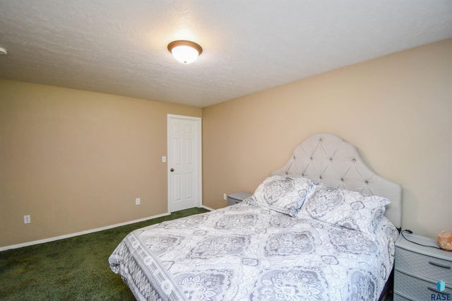 3252 S Grace Ave Avenue, Sioux Falls, SD 57103