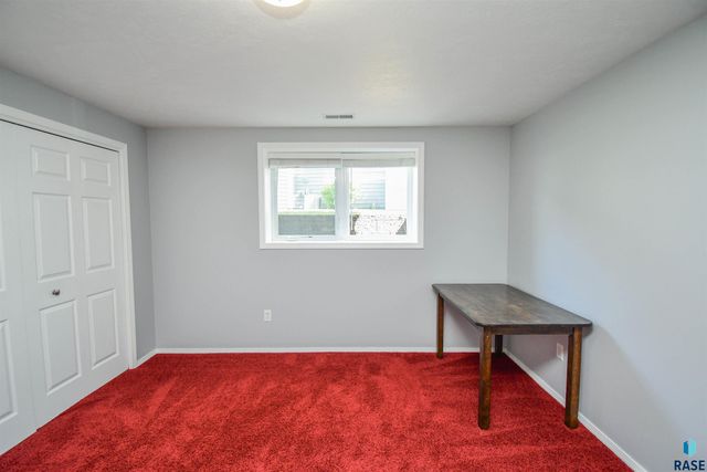 3252 S Grace Ave Avenue, Sioux Falls, SD 57103