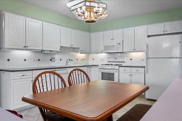 7071 W Touhy Avenue 403, Niles, IL 60714