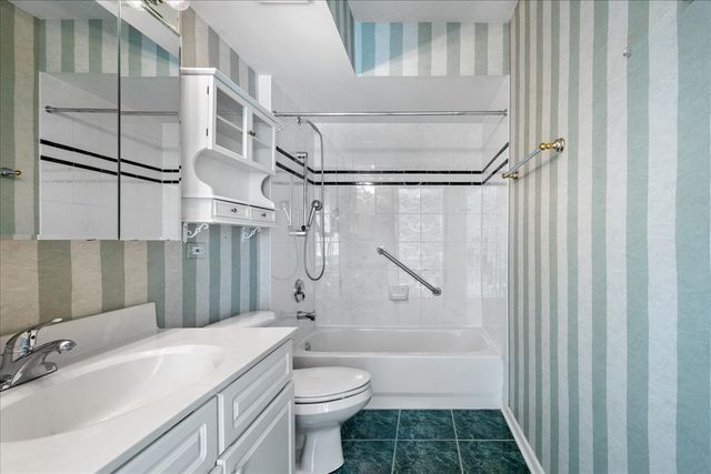 7071 W Touhy Avenue 403, Niles, IL 60714