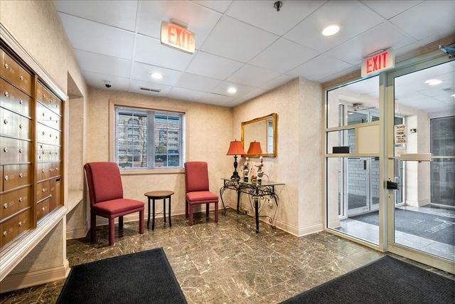 7071 W Touhy Avenue 403, Niles, IL 60714