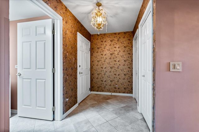 7071 W Touhy Avenue 403, Niles, IL 60714