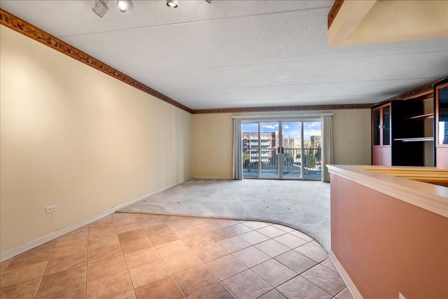 7071 W Touhy Avenue 403, Niles, IL 60714