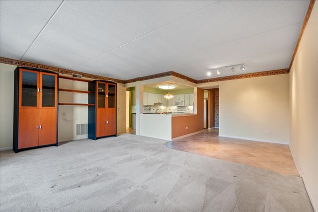 7071 W Touhy Avenue 403, Niles, IL 60714