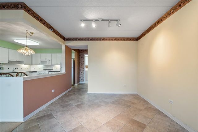 7071 W Touhy Avenue 403, Niles, IL 60714