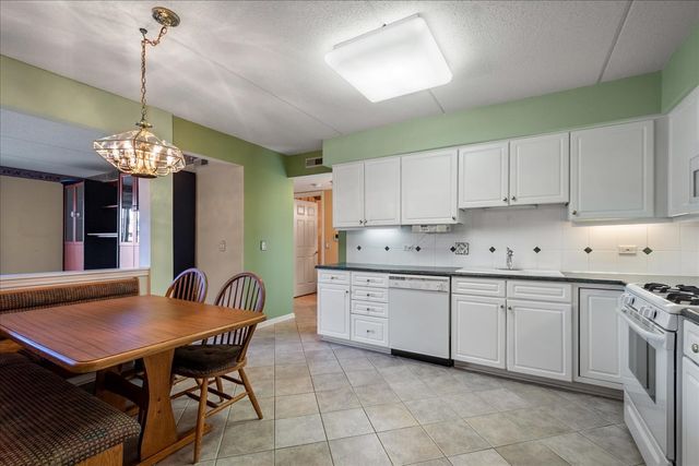 7071 W Touhy Avenue 403, Niles, IL 60714