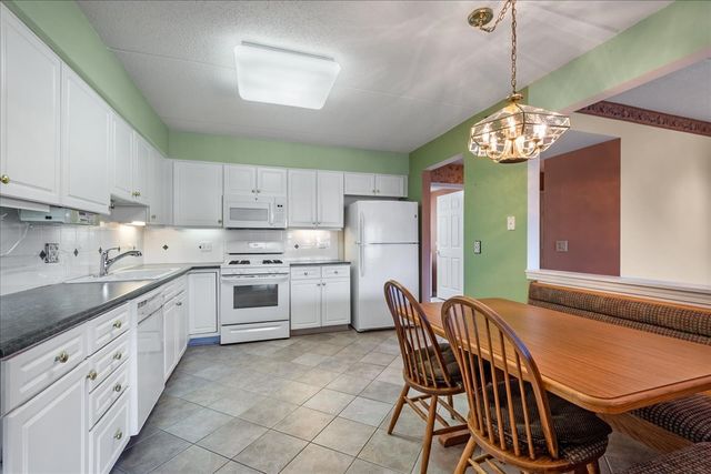 7071 W Touhy Avenue 403, Niles, IL 60714