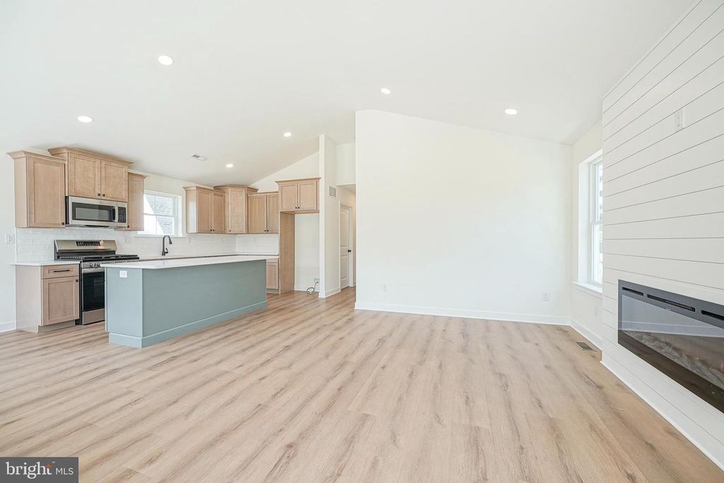 127 NEWTON AVE, GIBBSTOWN, NJ 08027 — photo 3
