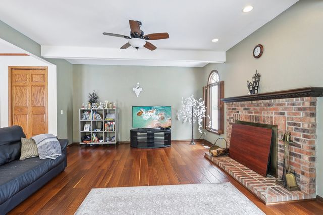 690 Dunhill Drive, Buffalo Grove, IL 60089