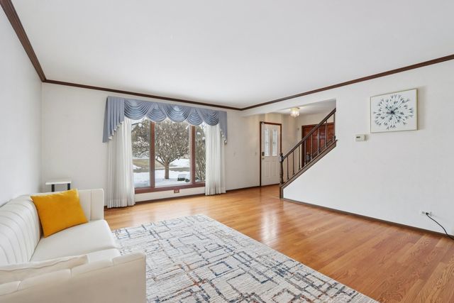 690 Dunhill Drive, Buffalo Grove, IL 60089