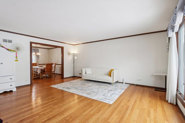 690 Dunhill Drive, Buffalo Grove, IL 60089