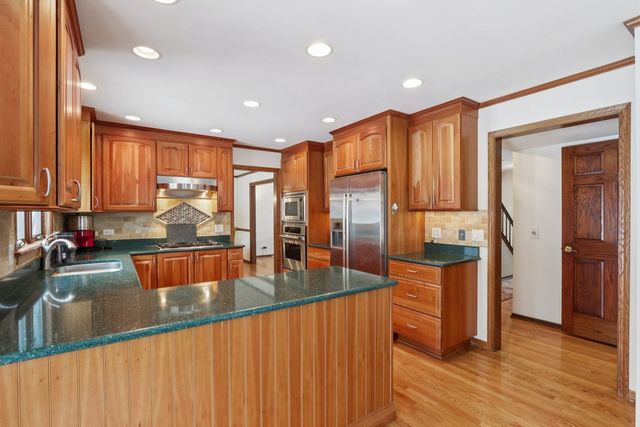 690 Dunhill Drive, Buffalo Grove, IL 60089